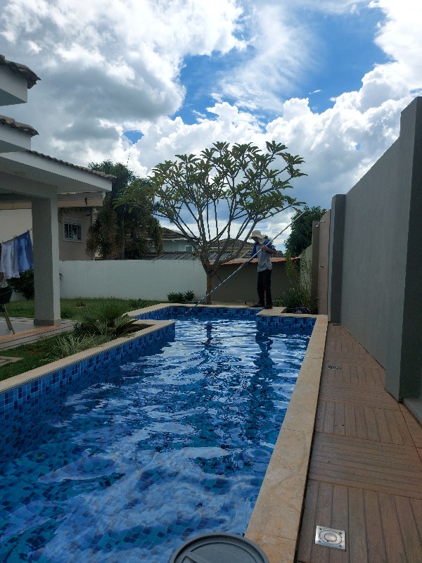 Profissional realizando manutenção em piscina no Lago Norte